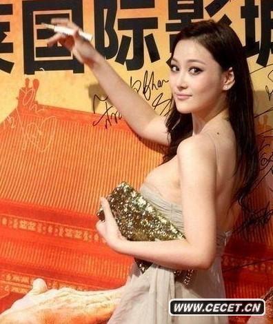 張馨予不慎露胸墊 (10/20)