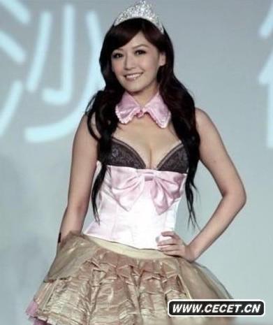 王怡仁也通過(guò)內衣調整胸部 (16/20)