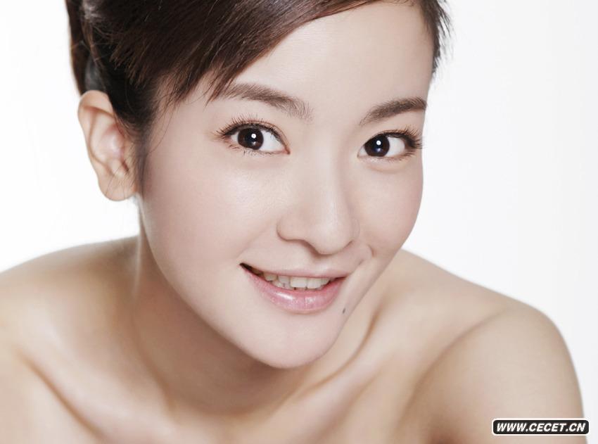 因出演新《還珠格格》小燕子迅速走紅的李晟受邀參與了一組夏日時(shí)尚大片的拍攝