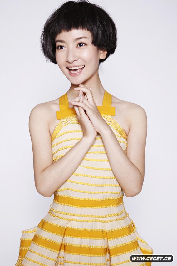 因出演新《還珠格格》小燕子迅速走紅的李晟受邀參與了一組夏日時(shí)尚大片的拍攝