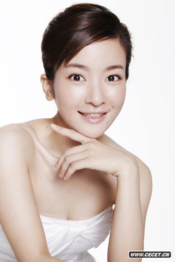 因出演新《還珠格格》小燕子迅速走紅的李晟受邀參與了一組夏日時(shí)尚大片的拍攝