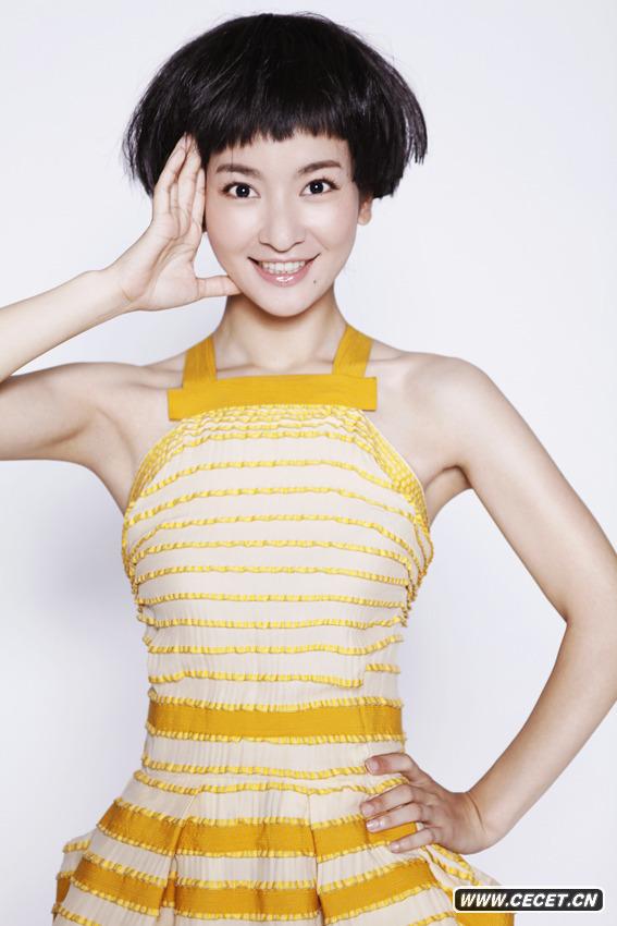 因出演新《還珠格格》小燕子迅速走紅的李晟受邀參與了一組夏日時(shí)尚大片的拍攝