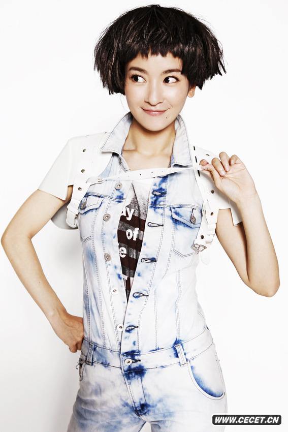 因出演新《還珠格格》小燕子迅速走紅的李晟受邀參與了一組夏日時(shí)尚大片的拍攝