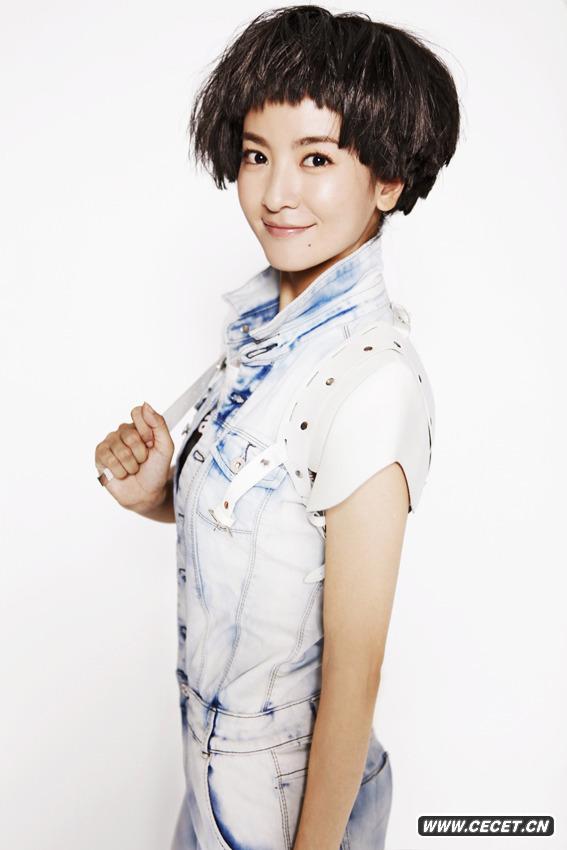 因出演新《還珠格格》小燕子迅速走紅的李晟受邀參與了一組夏日時(shí)尚大片的拍攝