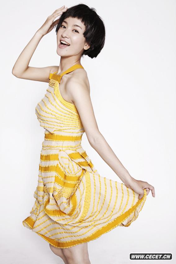 因出演新《還珠格格》小燕子迅速走紅的李晟受邀參與了一組夏日時(shí)尚大片的拍攝