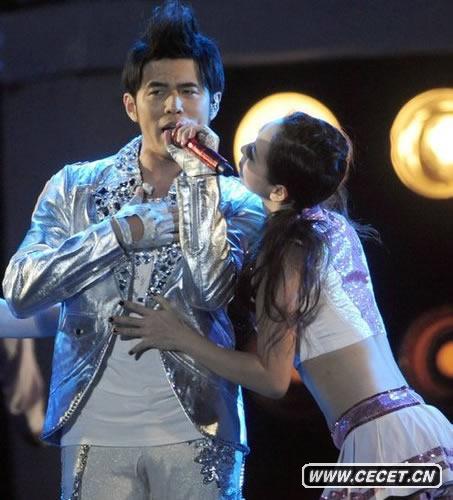 周杰倫被女舞伴狂摸身