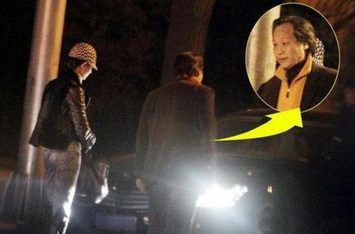 劉亦菲與干爹陳金飛秘照 關(guān)系親密摟腰過(guò)馬路