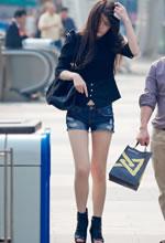 街拍的牛仔熱褲長(cháng)細腿