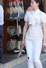 文玩古街抓拍的白色緊