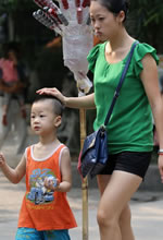 街拍的綠衣黑色短褲年