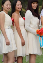 公園里抓拍的白紗裙漂