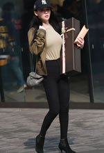 街拍的黑色緊身牛仔褲