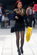 蕾絲上衣皮革超短裙紅