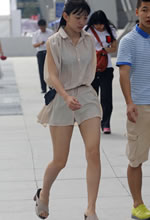 短款的上衣美女白嫩玉