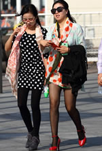 街拍的黑色亮絲墨鏡時(shí)