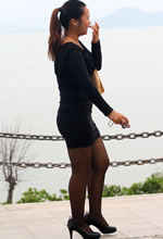 公園抓拍的緊身裙黑絲