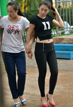 青山公園抓拍的緊身牛