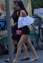 街拍的清涼露肩裝墨鏡