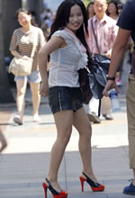 街拍的魚(yú)嘴高跟豐滿(mǎn)身