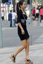 街拍的苗條好身材馬尾