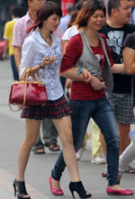 街拍的格子短裙長(cháng)細玉