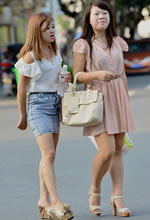 街拍打出租車(chē)的牛仔短