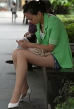 街拍纖細的美腿牛仔短