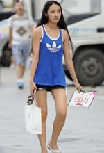 街拍的籃球背心牛仔短