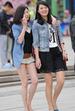街拍的牛仔短褲長(cháng)細腿