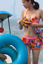 青島海邊抓拍的比基尼