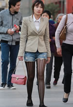 街拍的黑色花紋絲牛仔