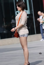 街拍的牛仔熱褲咖色薄