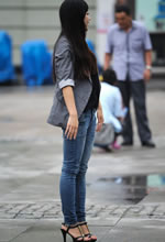 愛(ài)民廣場(chǎng)街拍的牛仔褲