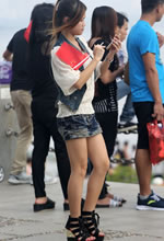 湖邊抓拍的牛仔短褲裙