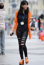 街拍的破洞漆皮褲清秀