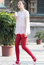 街拍的紅絲襪短褲白凈