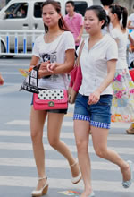 街拍過(guò)斑馬線(xiàn)的美腿年