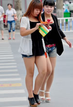 街拍的牛仔短褲豐滿(mǎn)雙