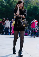 街拍的斑點(diǎn)黑絲緊身裙