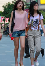 短褲美女長(cháng)發(fā)飄逸粉嫩