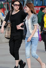 牛仔褲美女纖瘦的身軀