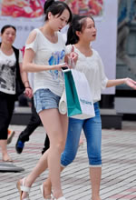 街拍的牛仔短褲白皙肌