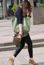 街拍的黑色緊身漆皮褲