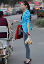 街拍的牛仔褲馬尾辨苗