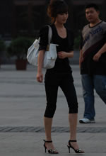 街拍的黑色七分長(cháng)褲秀