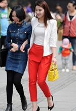 麗水廣場(chǎng)街拍的紅色長(cháng)