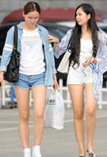 街拍的白色緊身熱褲長(cháng)