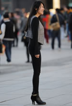 街拍的黑色緊身長(cháng)褲高