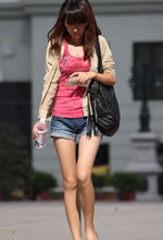 街拍的牛仔短褲長(cháng)細腿