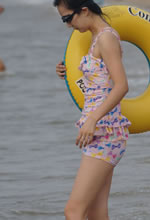 大連海邊抓拍的泳裝美